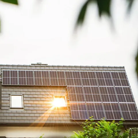 Sonne reflektiert auf Dach mit Photovoltaikanlage