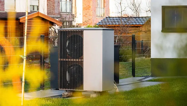 Wärmepumpe im Hintergarten in Brandenburg